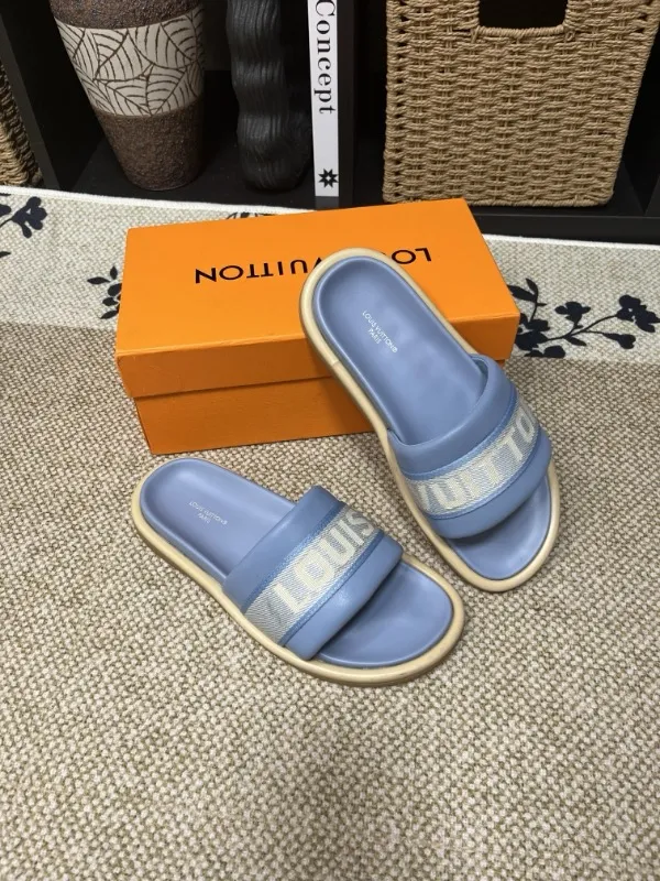 P320💰[New model] Long-term availability, 2025 new model, couple model [LOUlS VUlTTON] comes with drawer box, bag, card, invoice "Louis Vuitton ~ unique modern sandals. 》LV counter purchasing 🏃Men's and women's casual slippers, sold at the same time at the counter, the original old flower material upper is soft and comfortable, (refuses to discolor and rub the feet) sole: original factory special combination original sole, code number: 35--46 4 multiple colors 🉑️ to choose from